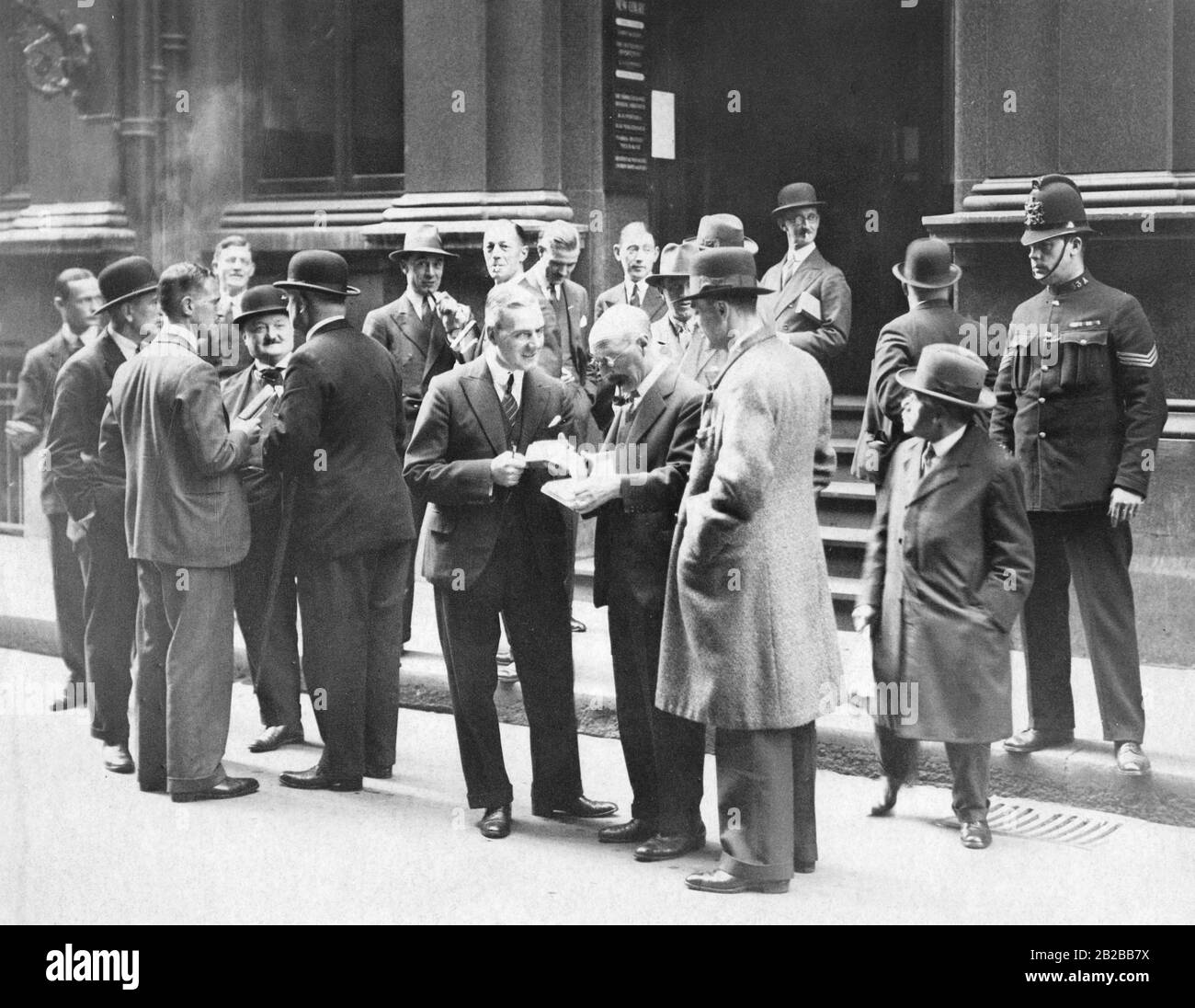 The Great Depression in Great Britain: People talking in front of the stock exchange (The pound is being detached from the gold standard). Stock Photo