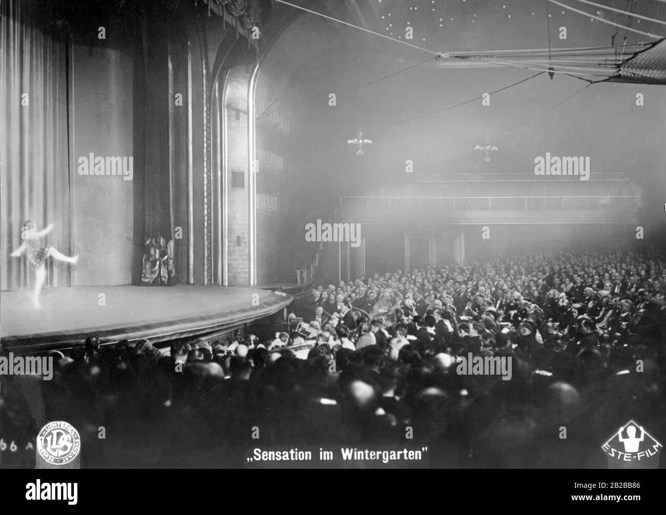 Performance in the 'Wintergarten' in the Friedrichstrasse in Berlin. The Wintergarten of the Hotel Central was used as a revue theatre from 1887 until its destruction in 1944. Stock Photo