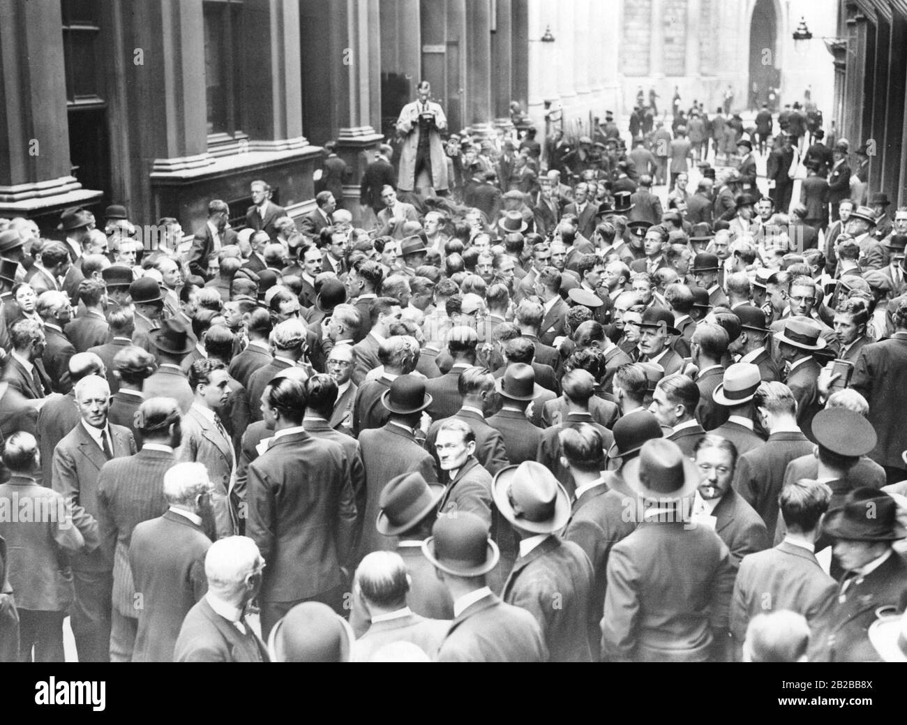 The Great Depression in Great Britain: People trade at Throgmortan Street in front of the stock exchange. Stock Photo