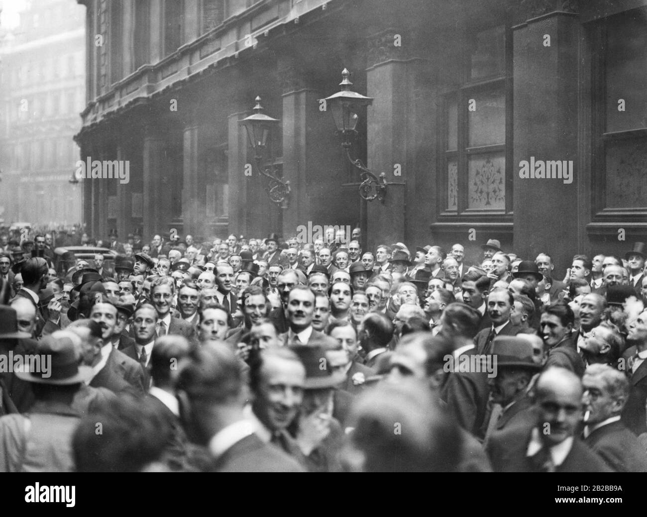 The Great Depression in Great Britain: People talking at Throgmortan Street in front of the stock exchange, which because of the crisis was opened on Saturday. Stock Photo