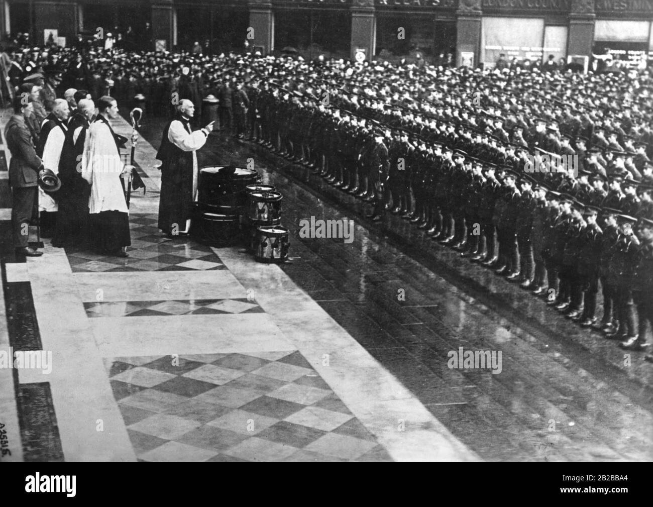 The Bishop of London holds a mass in front of St. Pauls Cathedral at the presence of British soldiers during the First World War. Stock Photo