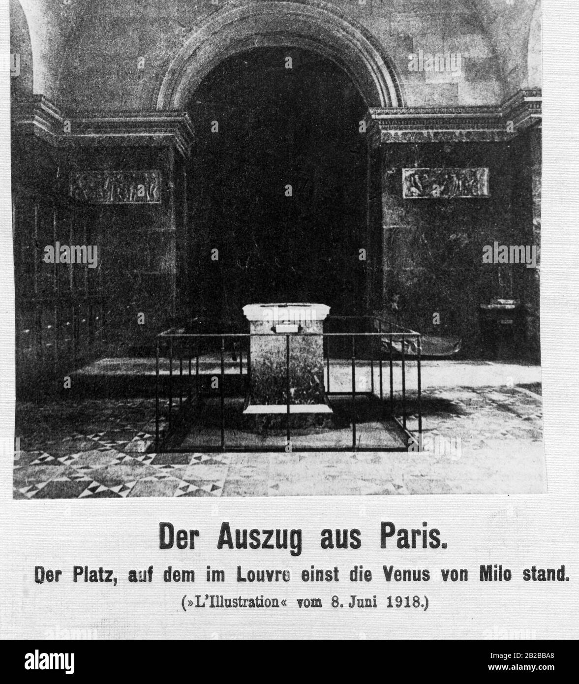 Inner views of the Louvre after some artworks had been secured. The photo, which was published in 'L'Illustration' the 8th june 1918, shows the place where the Venus de Milo once stood. Stock Photo