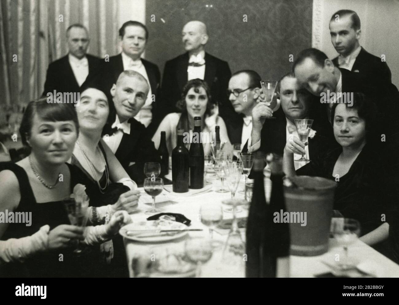 The table of the Berlin Secession at the Presseball. From left to right: Mrs. Fritsch, Abramcyck, Ernst Frisch, Ludwig Dettmann, Miss Hauker, Wolf Rohricht, Dr. Hartmann, Charl. Berend-Corinth, Prof. Max Pechstein. Stock Photo