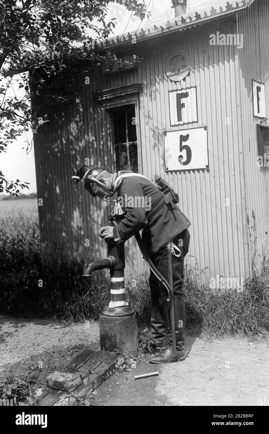 A soldier of the Royal Prussian Telegraph Battalion No. 1 attaches a wire to an iron well to install a telegraph line. Undated photo. Stock Photo