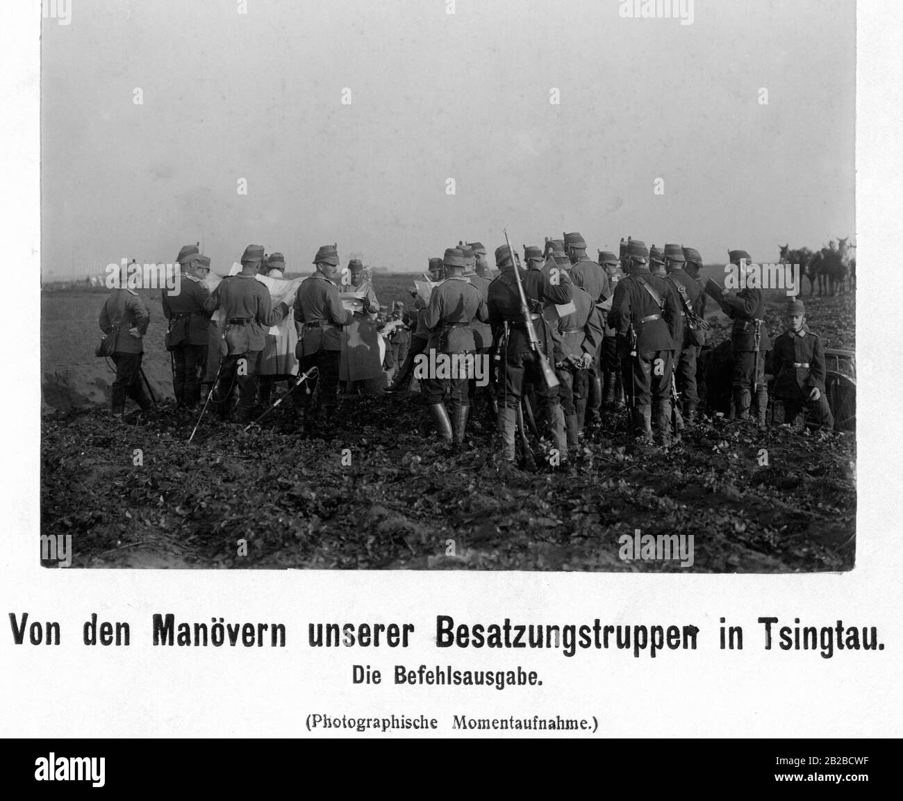 Issue of orders for the manoeuvres of the German occupation troops in Tsingtau in eastern China. Stock Photo