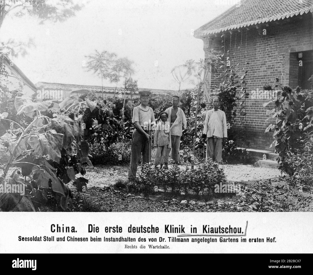 Marine Stoll and Chinese soldiers maintaining the garden laid out by Dr. Tillmann in the first courtyard to the left of the waiting hall of the first German clinic in Kiautschou, Undated photo. Stock Photo