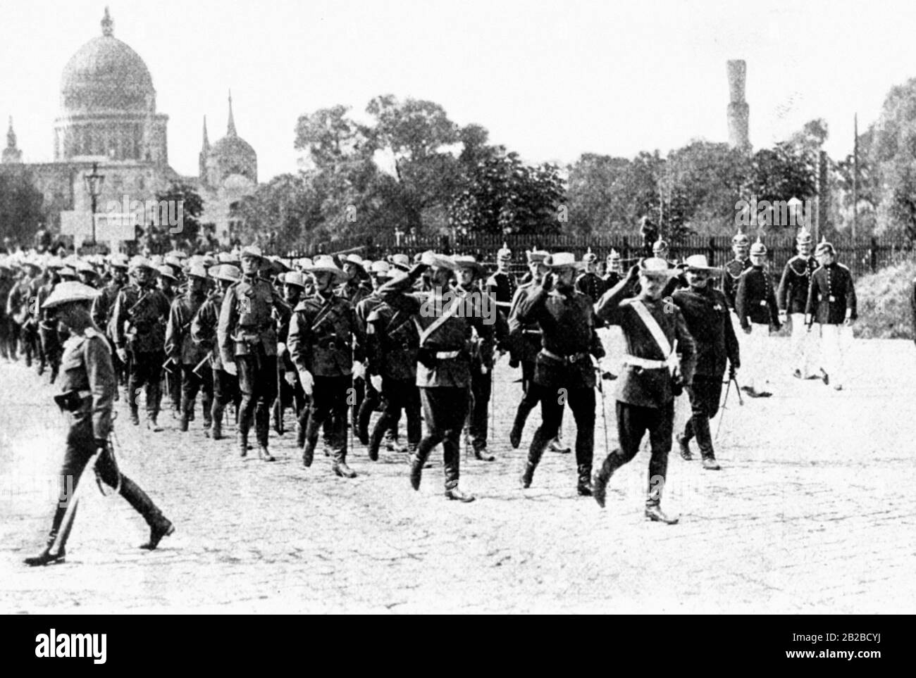 The troops of the cavalry regiment of the East Asian expeditionary corps march through the streets of Potsdam in their new special uniforms. Stock Photo