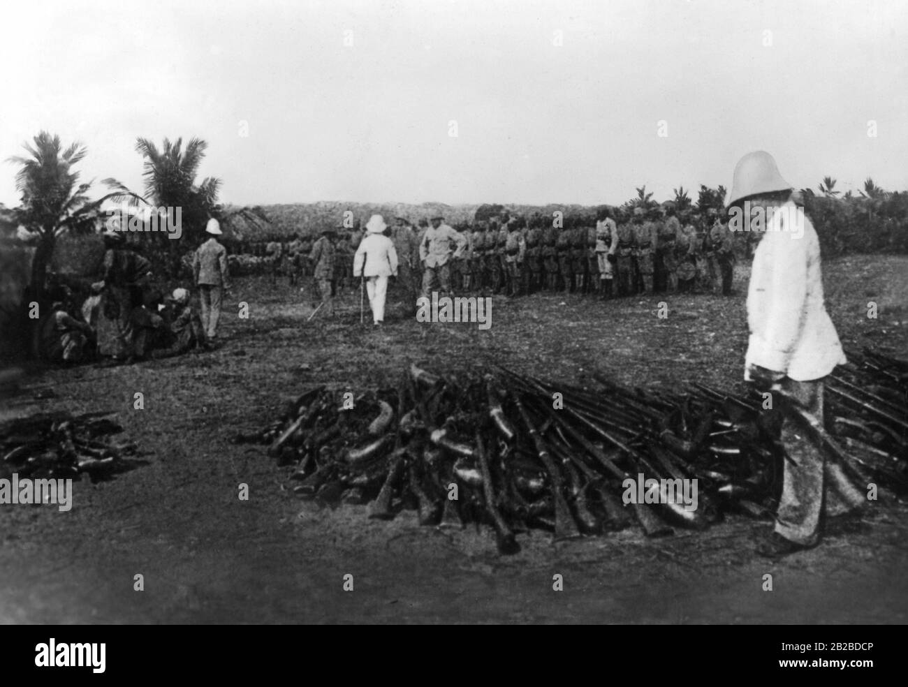 Lieutenant Willibald von Stuemer counts the rifles of the Mbaruk warriors after the capitulation. Sultan Mbaruk bin Rashid had not wanted to submit to the English in East Africa and had trespassed to German territory. After negotiations with the Germans, his troops were forced to give their weapons to the German colonial administration. Stock Photo