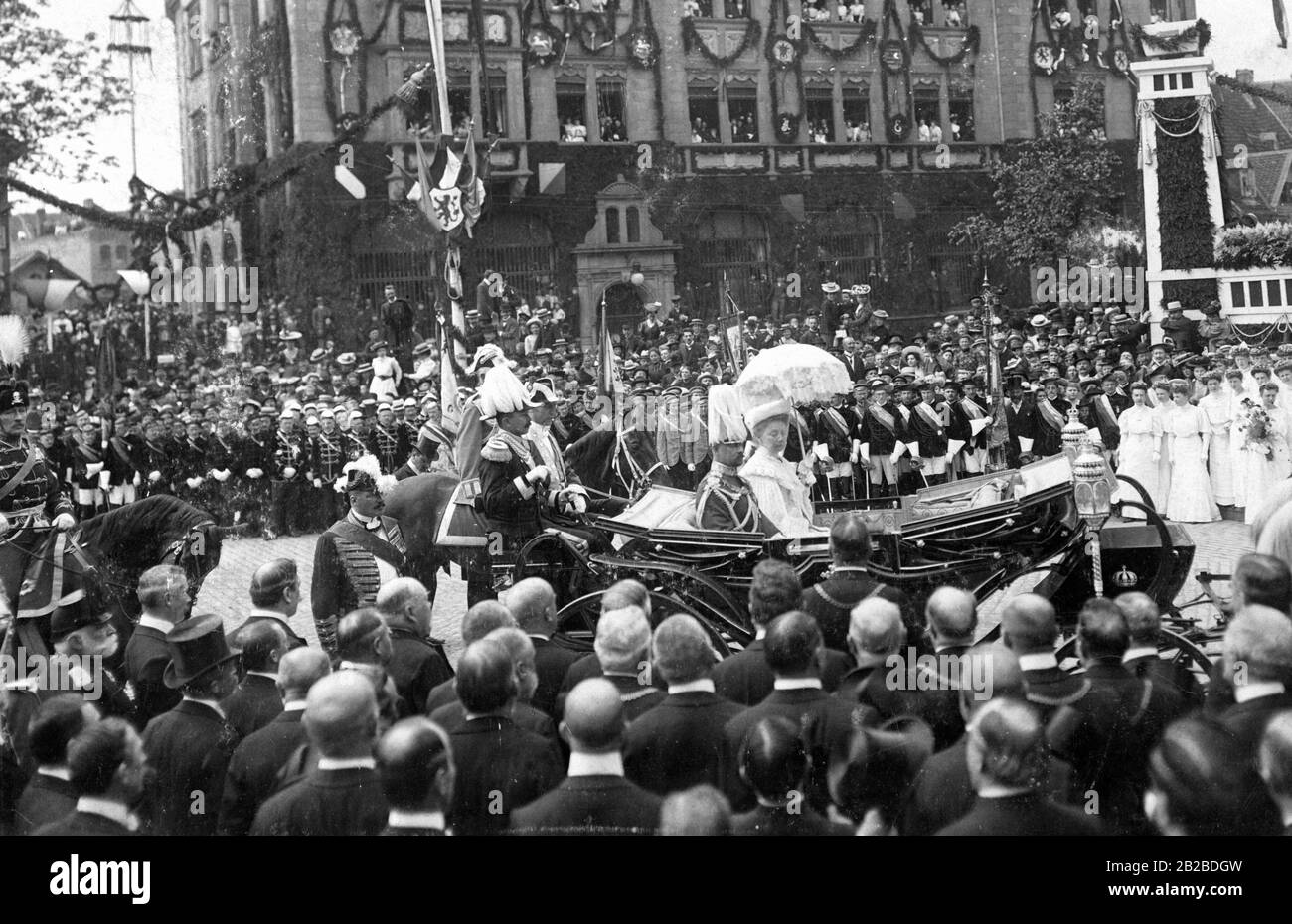 Duke Johann Albrecht of Mecklenburg and his wife, Princess Elisabeth of Saxe-Weimar-Eisennach, are received in Braunschweig in 1907.From June 5, 1907 to November 1, 1913 Johann Albrecht was regent of the city of Brunswick. Stock Photo