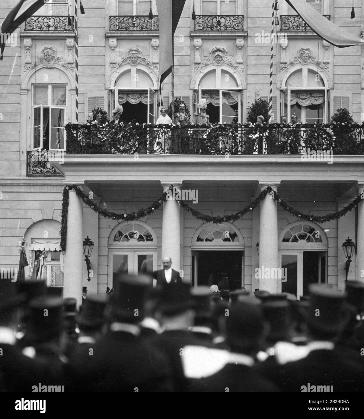 To celebrate the grand ducal couple's golden wedding in September 1906, several male choral societies serenade to the couple and other royal visitors in front of the Grand Ducal Palace in Karlsruhe. In the middle are Grand Duke Frederick I of Baden and his wife Princess Louise of Prussia. On the right Empress Augusta Victoria, Duke Frederick of Baden and Kaiser Wilhelm II. Stock Photo