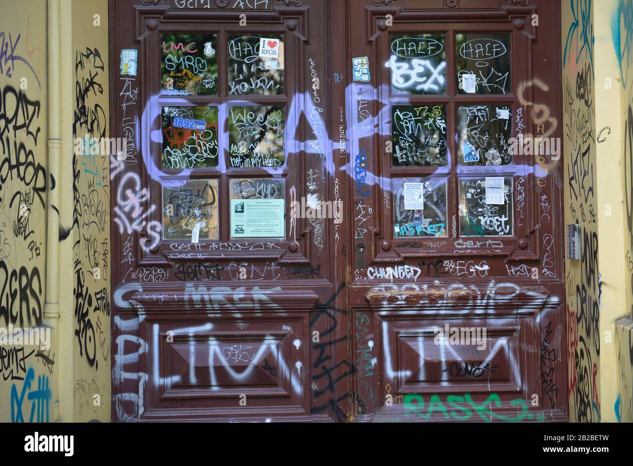 Graffiti, Eingangstuer, Gneisenaustrasse, Kreuzberg, Berlin, Deutschland Stock Photo