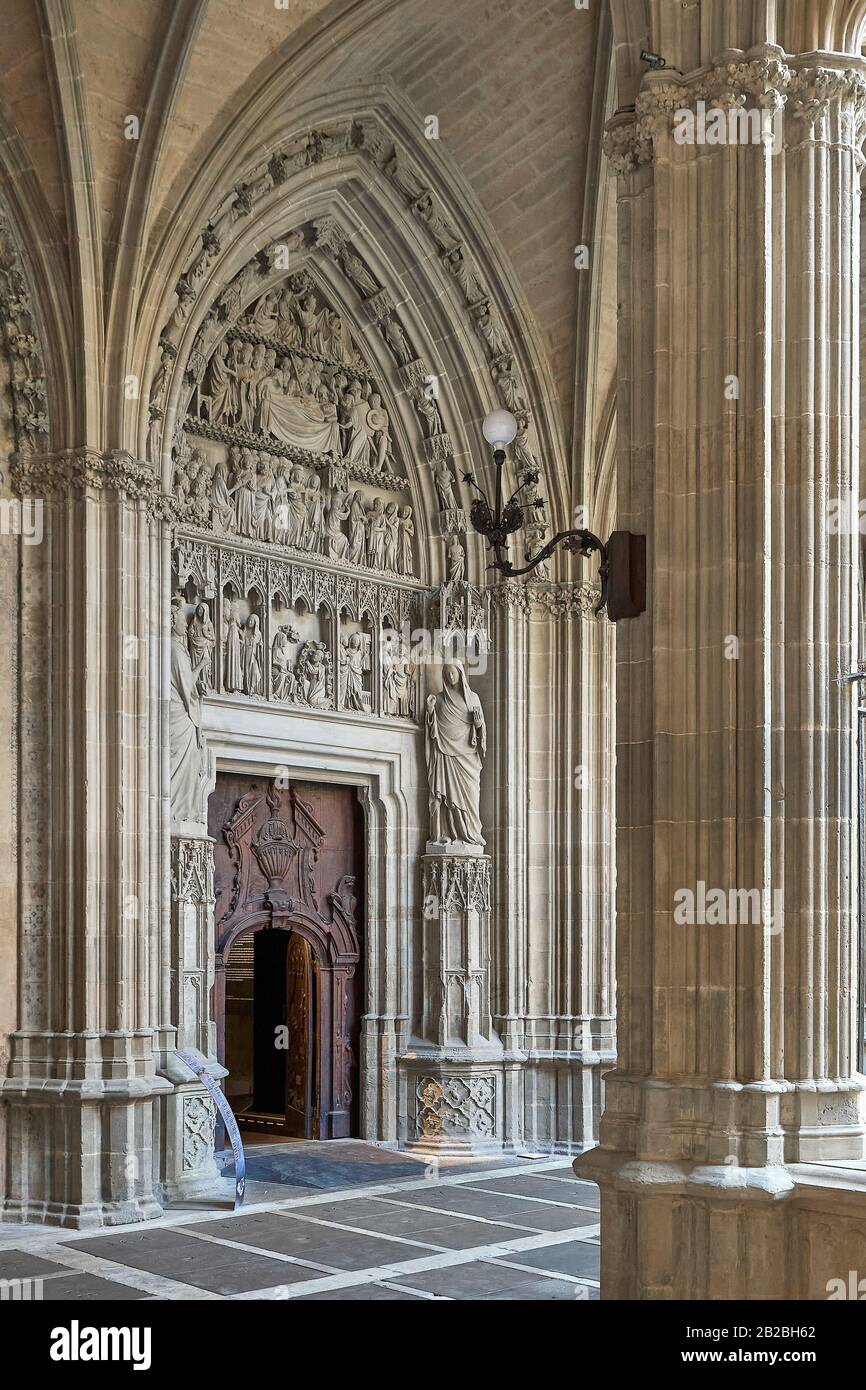 Gothic cloister of the 14th century in the Metropolitan Cathedral of Santa María la Real in the city of Pamplona, Navarra, Spain, Europe. Stock Photo