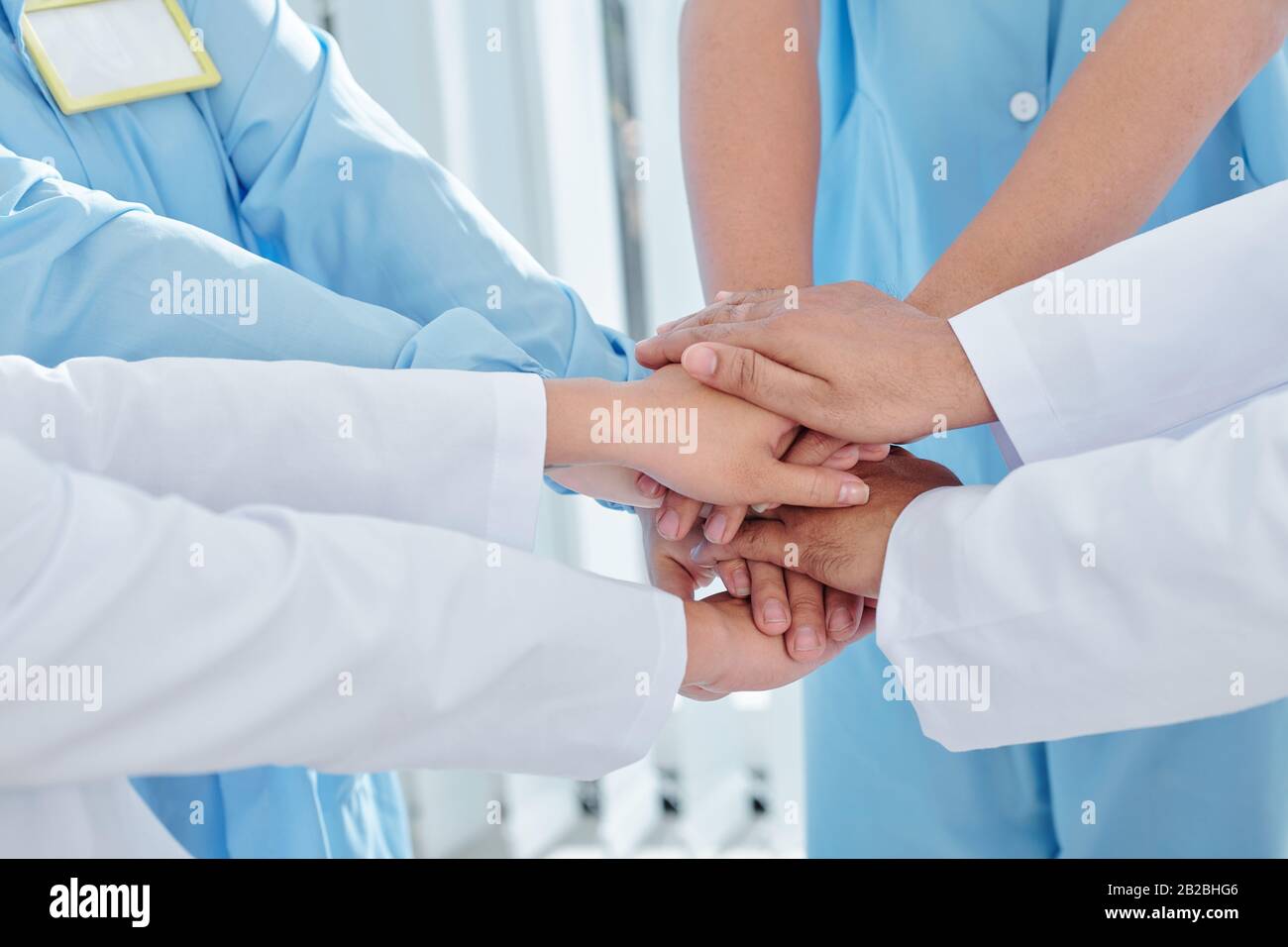 помощь врача предложение. отказ в оказании медицинской помощи. доктор с пациентом. здоровый пациент. деятельность медицинского работника.