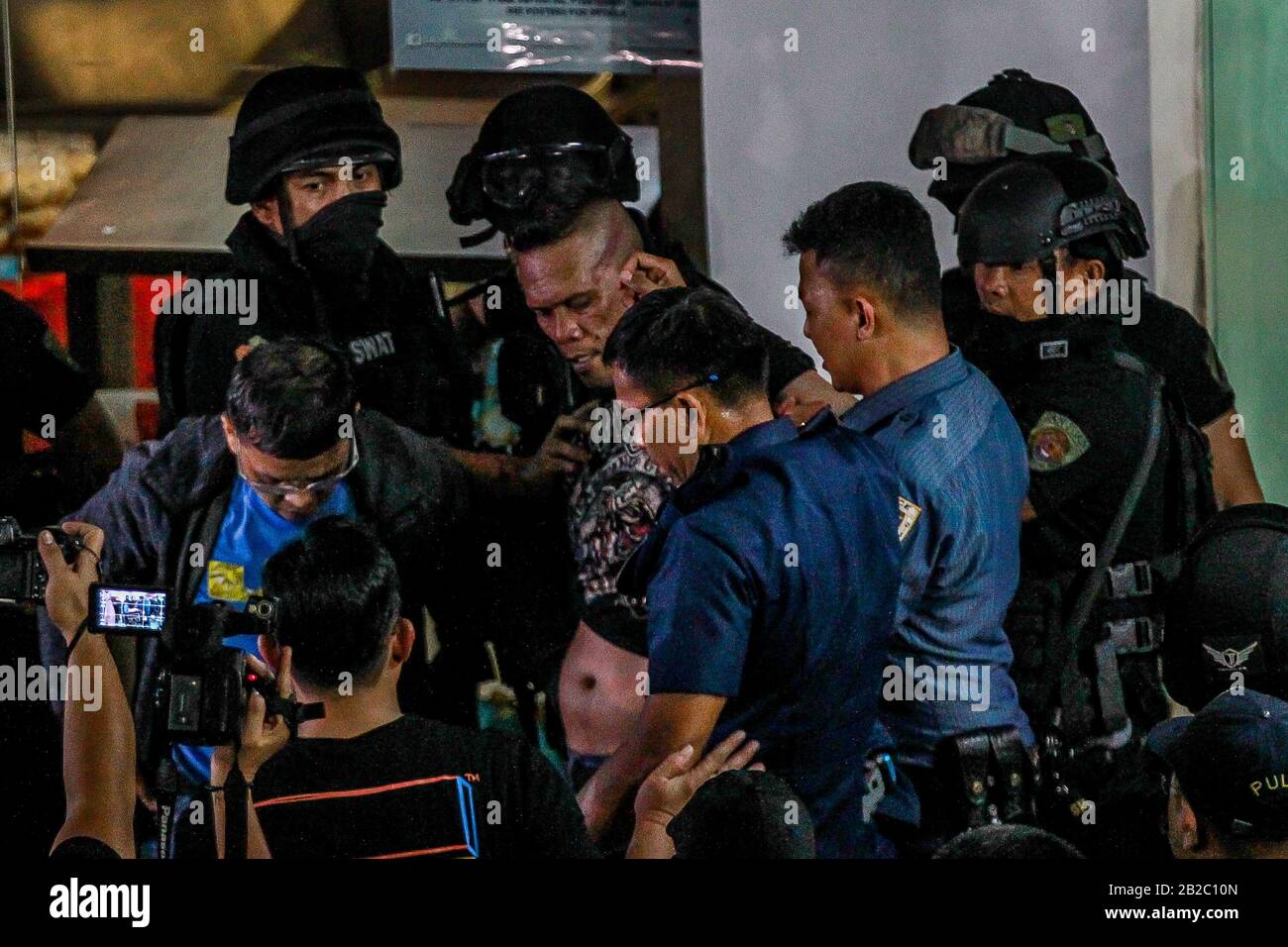 Manila, Philippines. 2nd Mar, 2020. Policemen and security guards grab