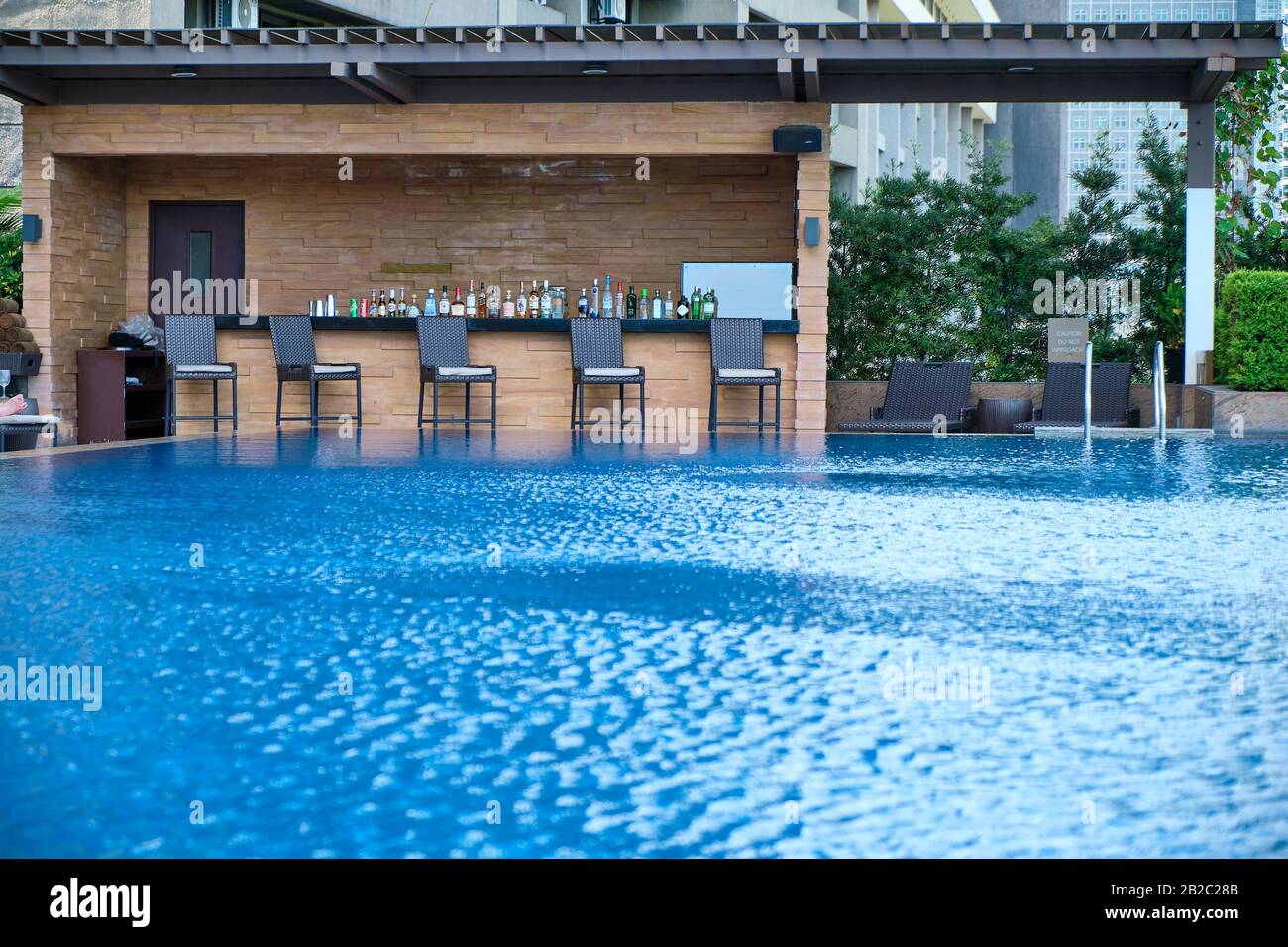 View of Luxury house rooftop swimming pool hi-res stock photography and images ...