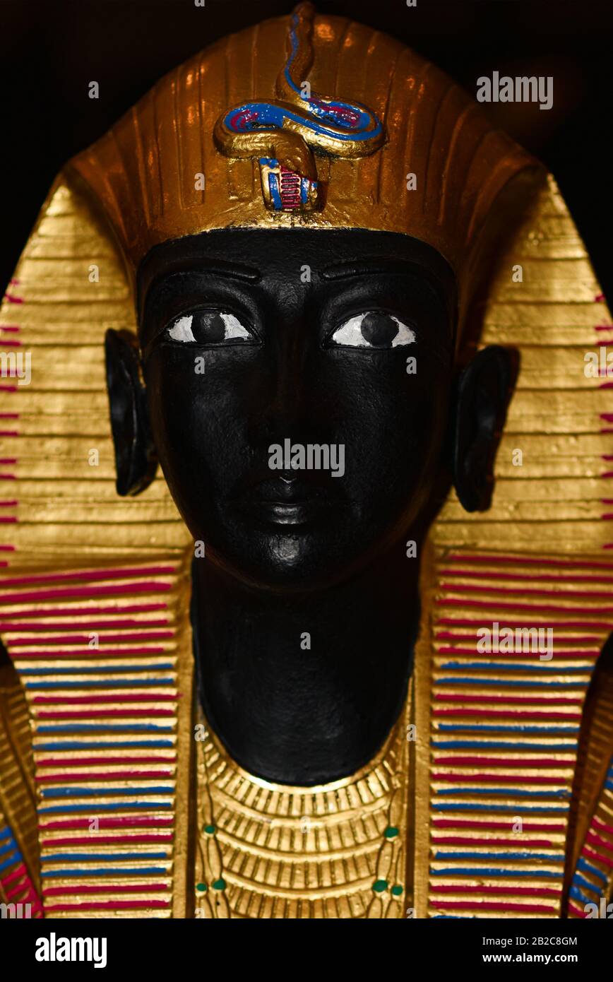 The old head of the Egyptian sculpture of the pharaoh Stock Photo - Alamy