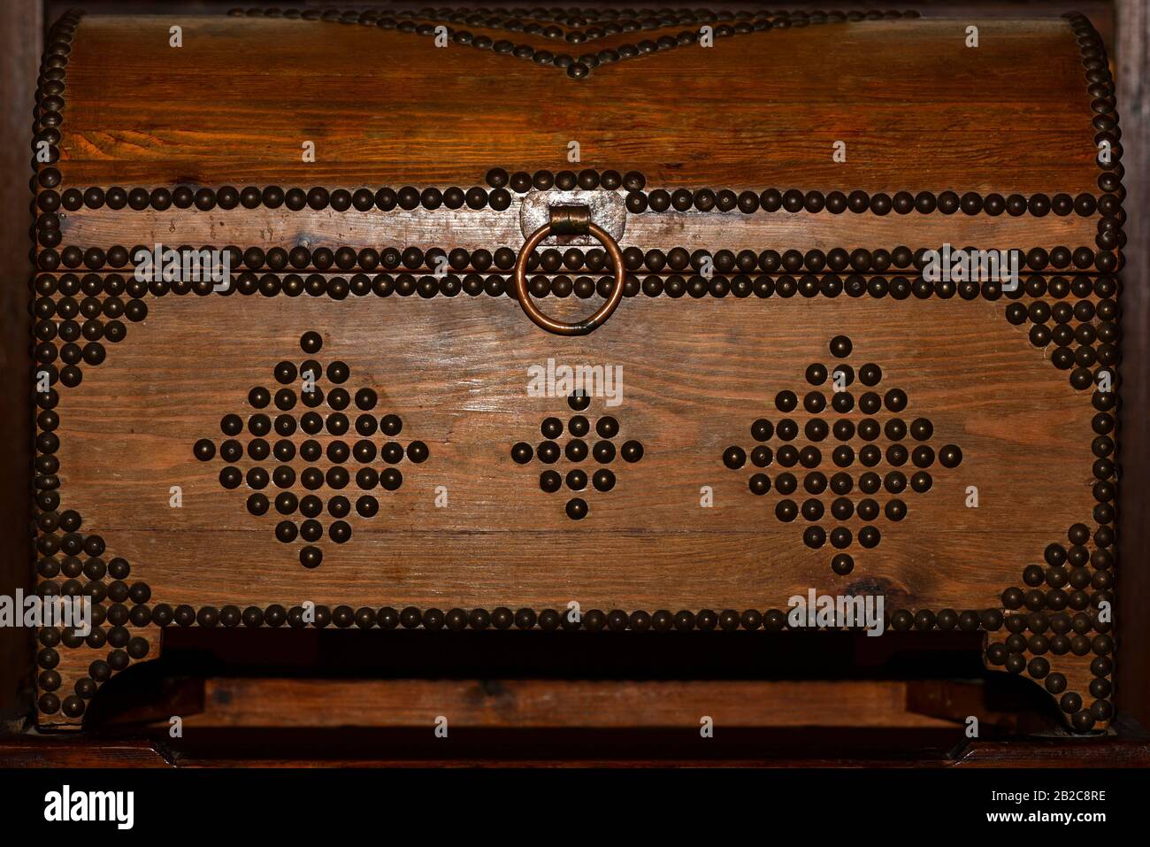 Old Closed Wooden Treasure Chest Stock Photo - Alamy
