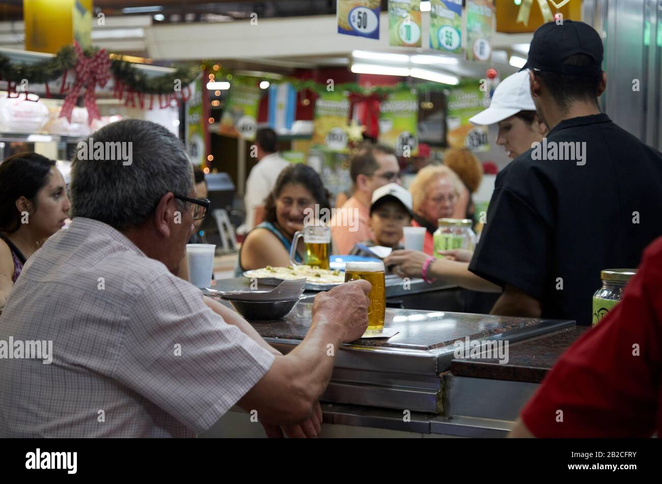 MENDOZA, ARGENTINA, 19/12/2017. Beer, bar with customers, Mercado Central, Ciudad de Mendoza. Foto: Axel Lloret /  www.allofotografia.com Stock Photo