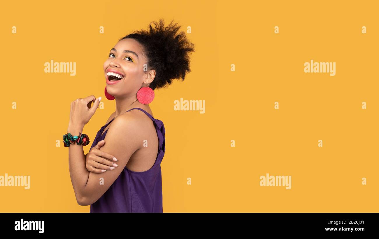 Black woman looking up hi-res stock photography and images - Alamy