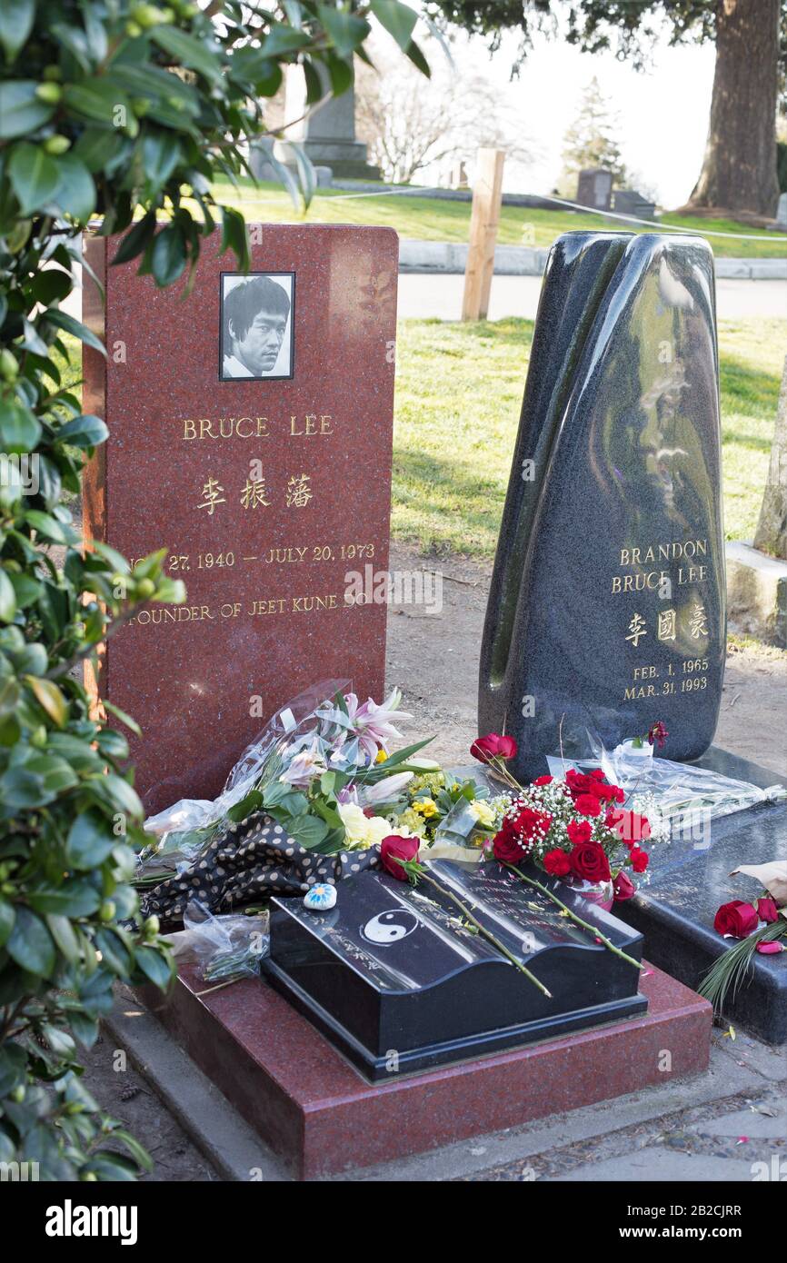 The side-by-side graves of Bruce Lee and his son Brandon Lee, in Lake View  Cemetery in Seattle, Washington, USA Stock Photo - Alamy
