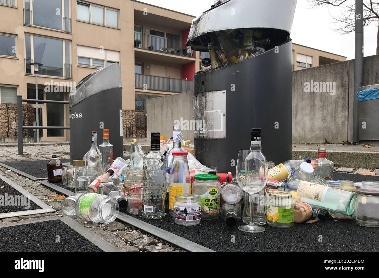Munich, Deutschland. 02nd Mar, 2020. Recycling island - lots of empty glass bottles stand in front of an empty, empty glass container on the ground. Waste glass, container, environmental, waste management. Recycling.Einwegflaschen, Glasflaschen.Muell. ? Sven Simon Fotoagentur GmbH & Co. Press Photo KG # Prinzess-Luise-Str. 41 # 45479 M uelheim/R uhr # Tel. 0208/9413250 # Fax. 0208/9413260 # Kto. 244 293 433 GLS Bank # Kto.4030 025 100 # BLZ 430 609 67 # IBAN DE75 4306 0967 4030 0251 00 # BIC GENODEM1GLS # www.svensimon.net. | usage worldwide Credit: dpa/Alamy Live News Stock Photo