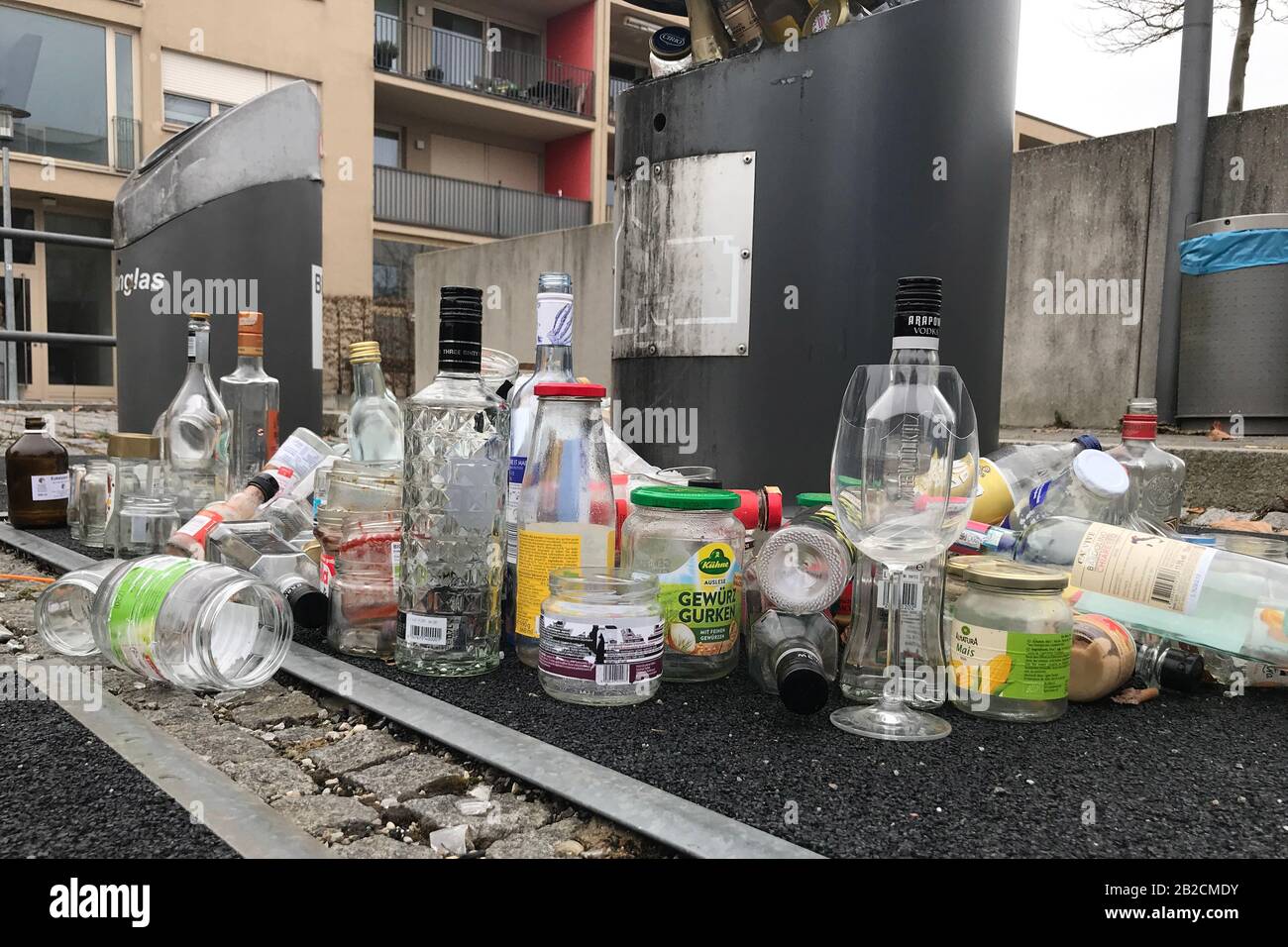 Munich, Deutschland. 02nd Mar, 2020. Recycling island - lots of empty glass bottles stand in front of an empty, empty glass container on the ground. Waste glass, container, environmental, waste management. Recycling.Einwegflaschen, Glasflaschen.Muell. ? Sven Simon Fotoagentur GmbH & Co. Press Photo KG # Prinzess-Luise-Str. 41 # 45479 M uelheim/R uhr # Tel. 0208/9413250 # Fax. 0208/9413260 # Kto. 244 293 433 GLS Bank # Kto.4030 025 100 # BLZ 430 609 67 # IBAN DE75 4306 0967 4030 0251 00 # BIC GENODEM1GLS # www.svensimon.net. | usage worldwide Credit: dpa/Alamy Live News Stock Photo