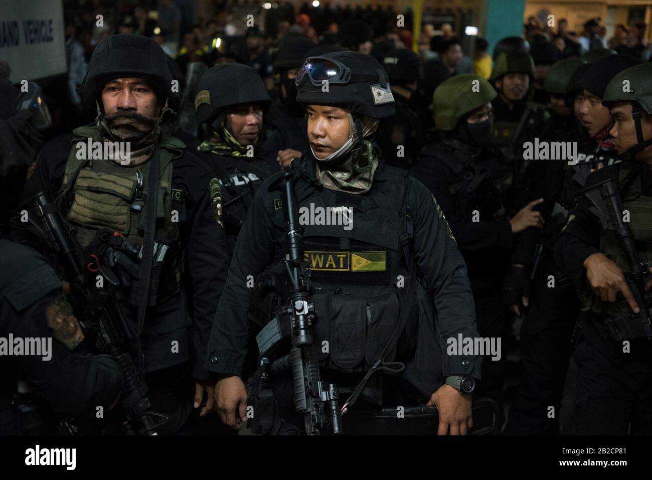SWAT police officers stand alert outside V shopping Mall in Manila ...