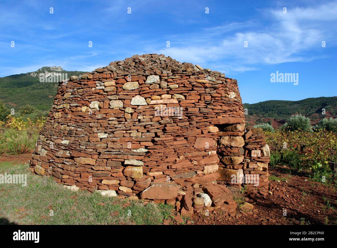Dry stone hut, capitelle, vine, ruffes landscape Saint Jean de la Blaquiere, Occitanie France Stock Photo