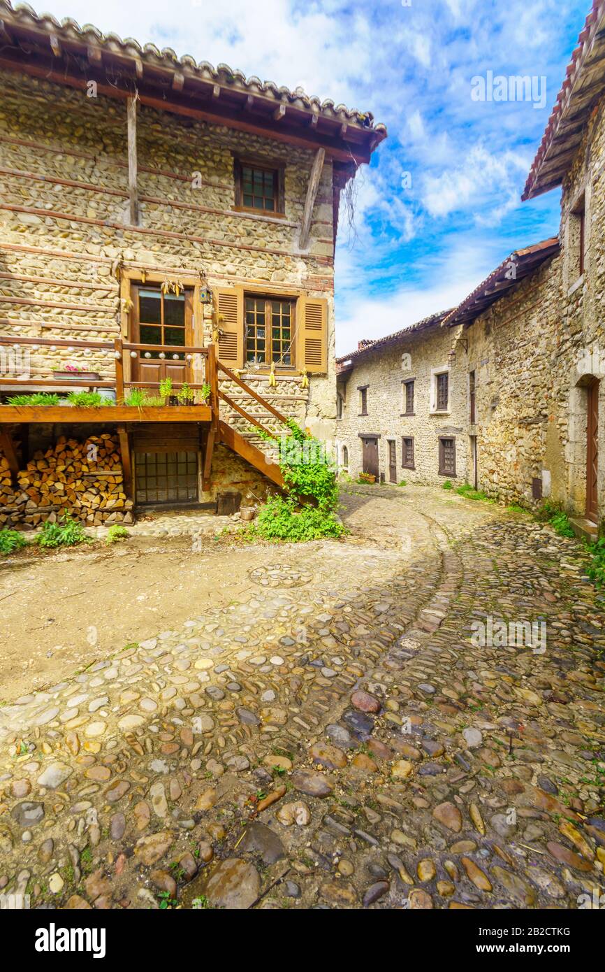 Perouges hi-res stock photography and images - Alamy