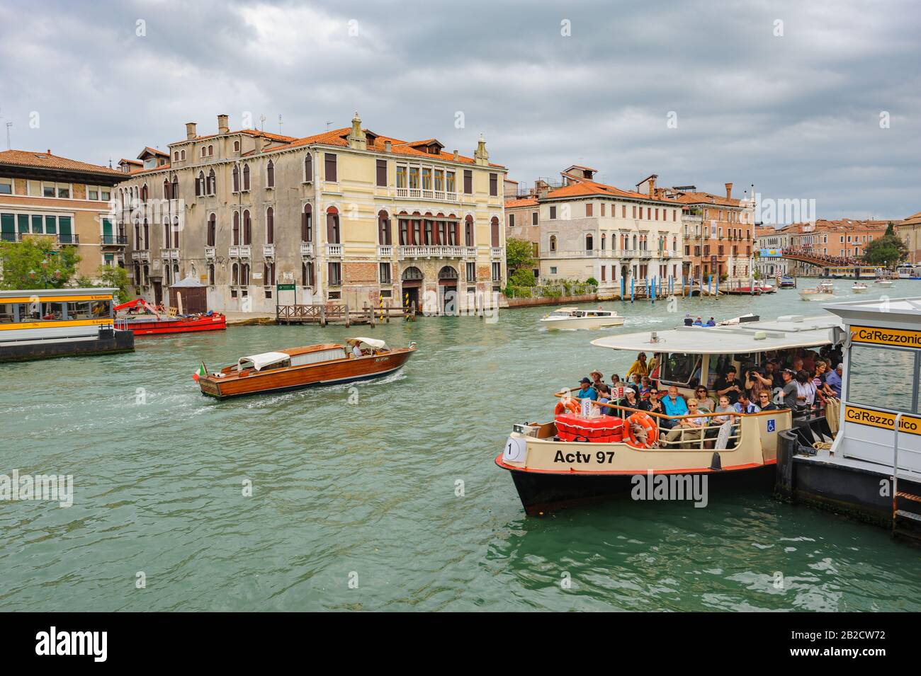 Tourism venice ship hi-res stock photography and images - Alamy