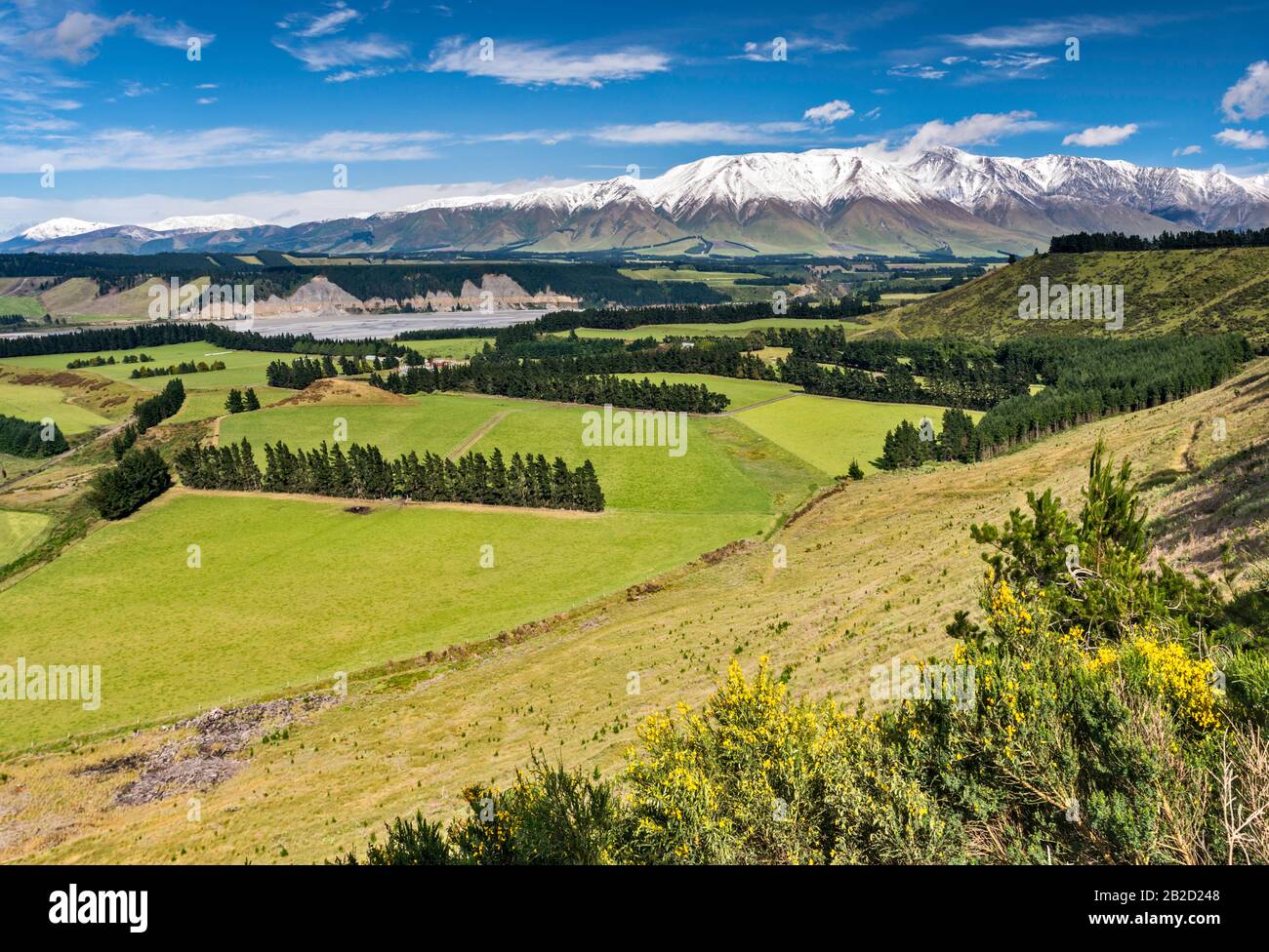 Rakaia River valley, Mount Hutt range, Southern Alps, from Rakaia Gorge Road (SH 77), near Methven, Canterbury Region, South Island, New Zealand Stock Photo