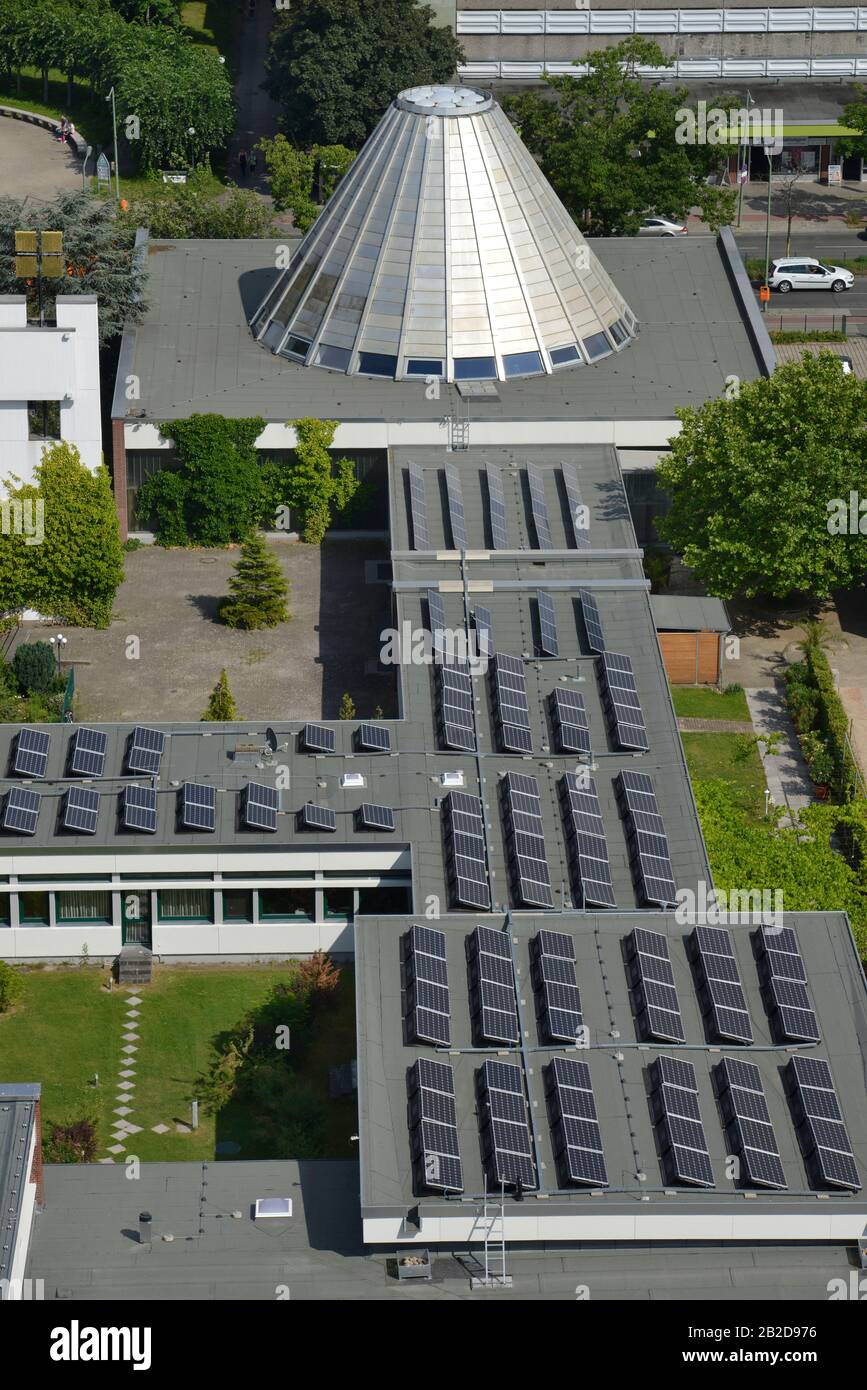 Solardach, Katholische Grundschule St. Marien, Lipschitzallee, Gropiusstadt, Neukoelln, Berlin, Deutschland Stock Photo