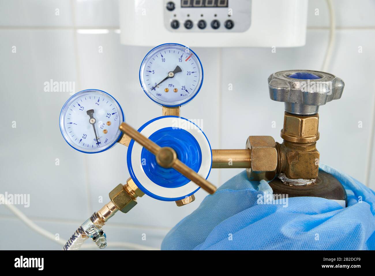 Portable liquid oxygen tank hires stock photography and images Alamy