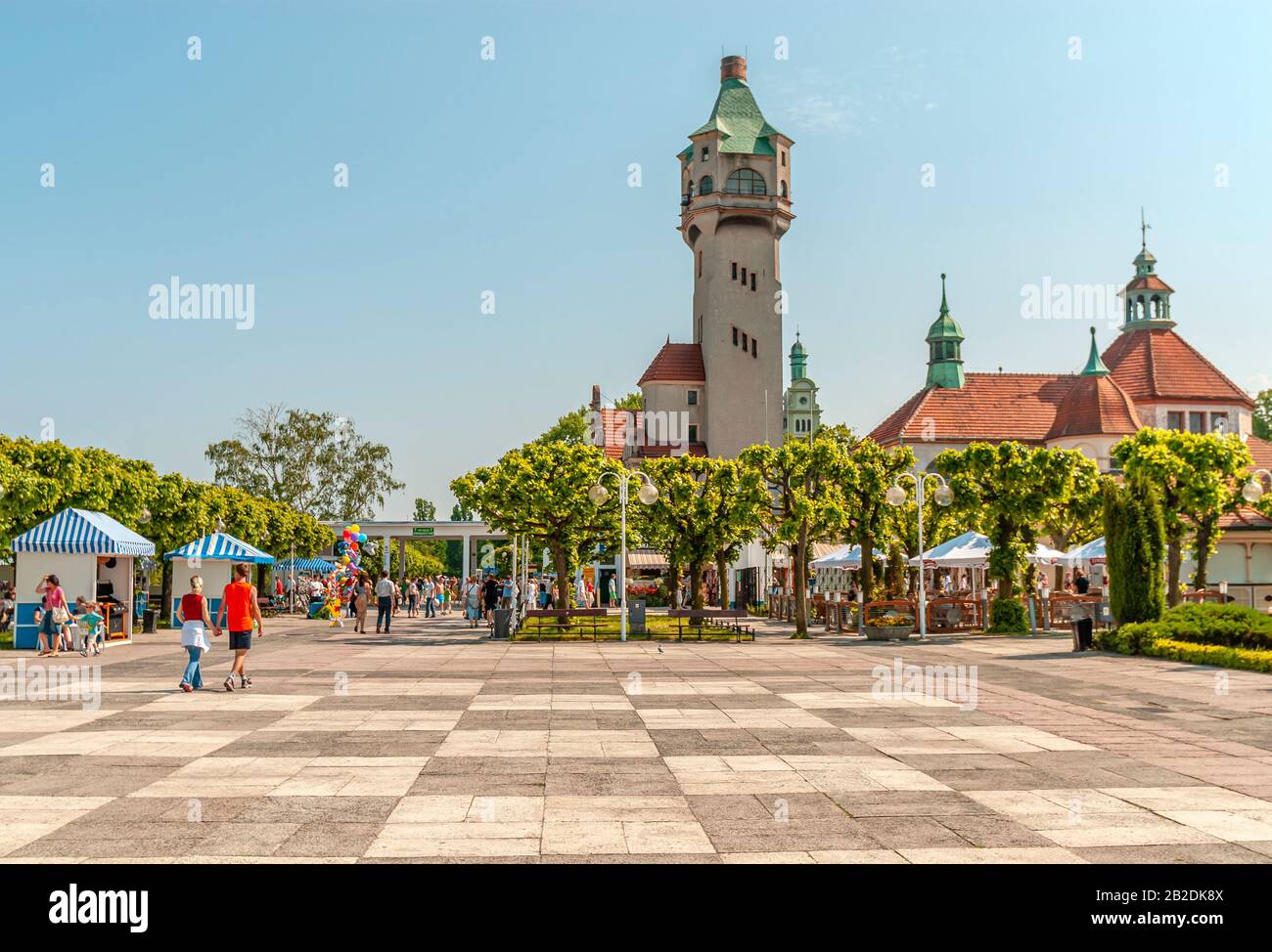 beach-promenade-at-the-molo-pier-with-the-lighthouse-of-sopot-poland