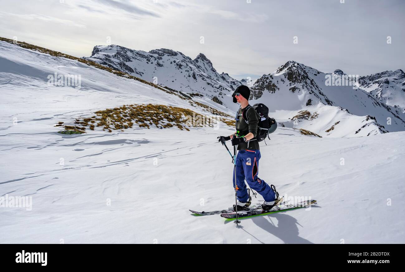 Ski tourers in the snow, in the back Tarn Valley heads, Wattentaler Lizum, Tux Alps, Tyrol, Austria Stock Photo