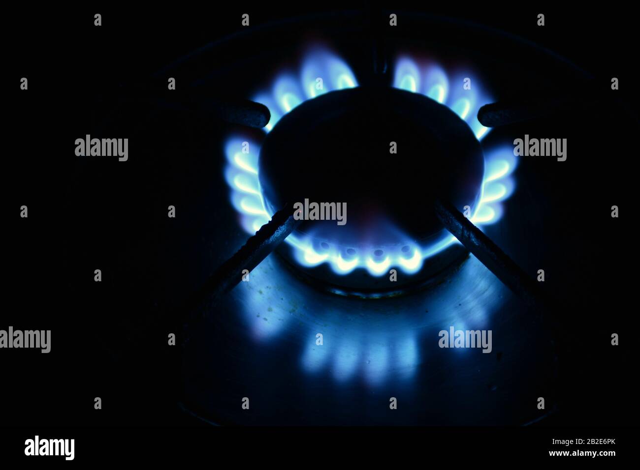 Varios quemadores encendidos en la oscuridad con llama de un quemador de gas butano Stock Photo