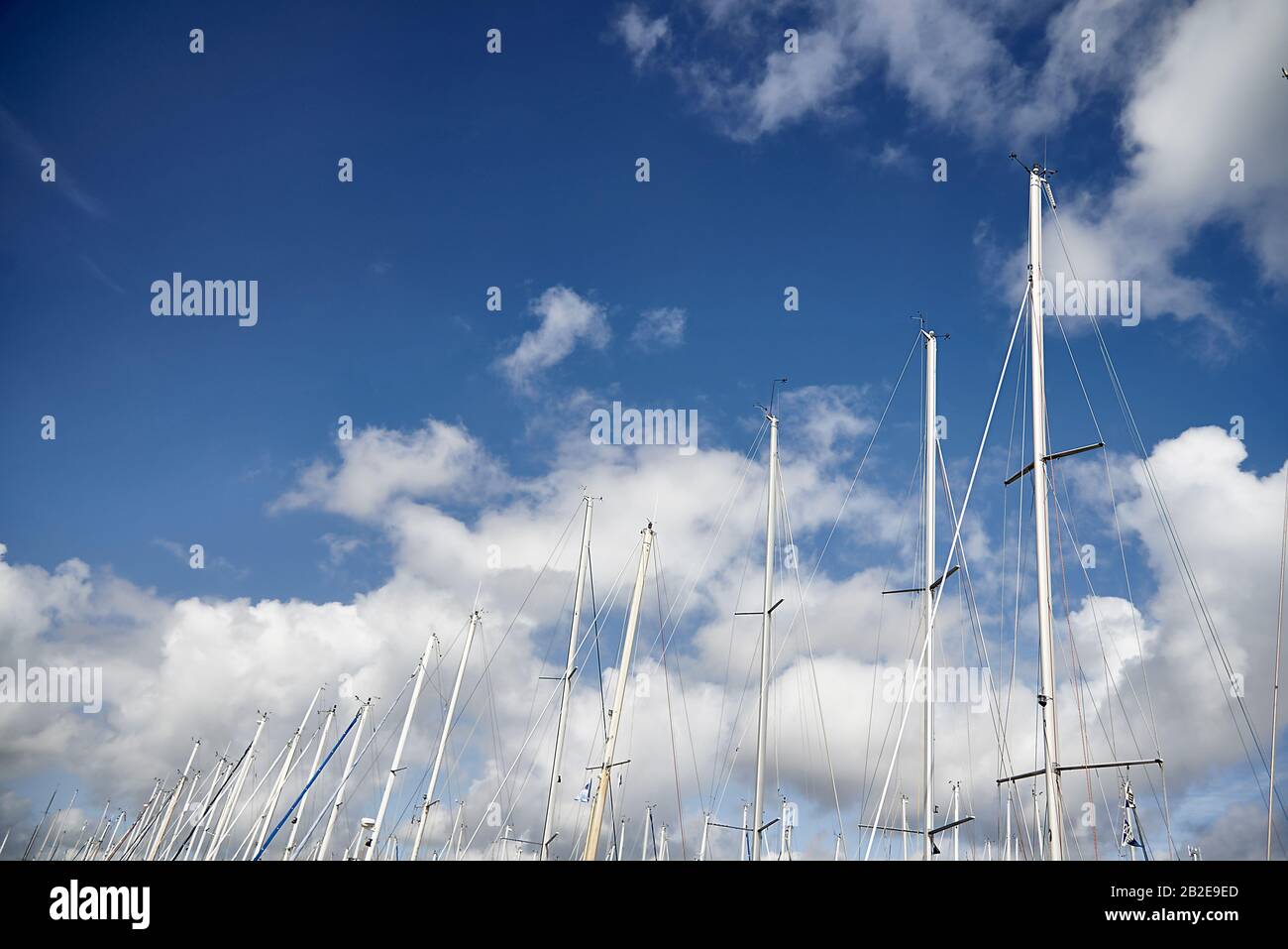 SCHEVENINGEN - Sailing masts of the sailing boats in the harbor of Scheveningen with clouds in the sky. ANP COPYRIGHT SASH ALEXANDER Stock Photo