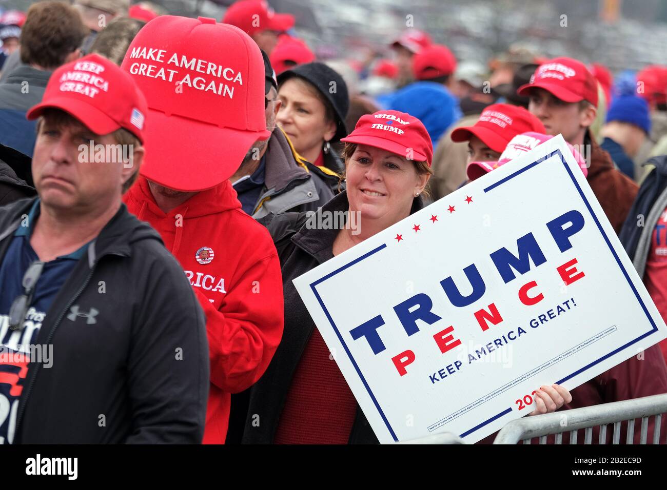 Trump rally line of supporters hi-res stock photography and images - Alamy