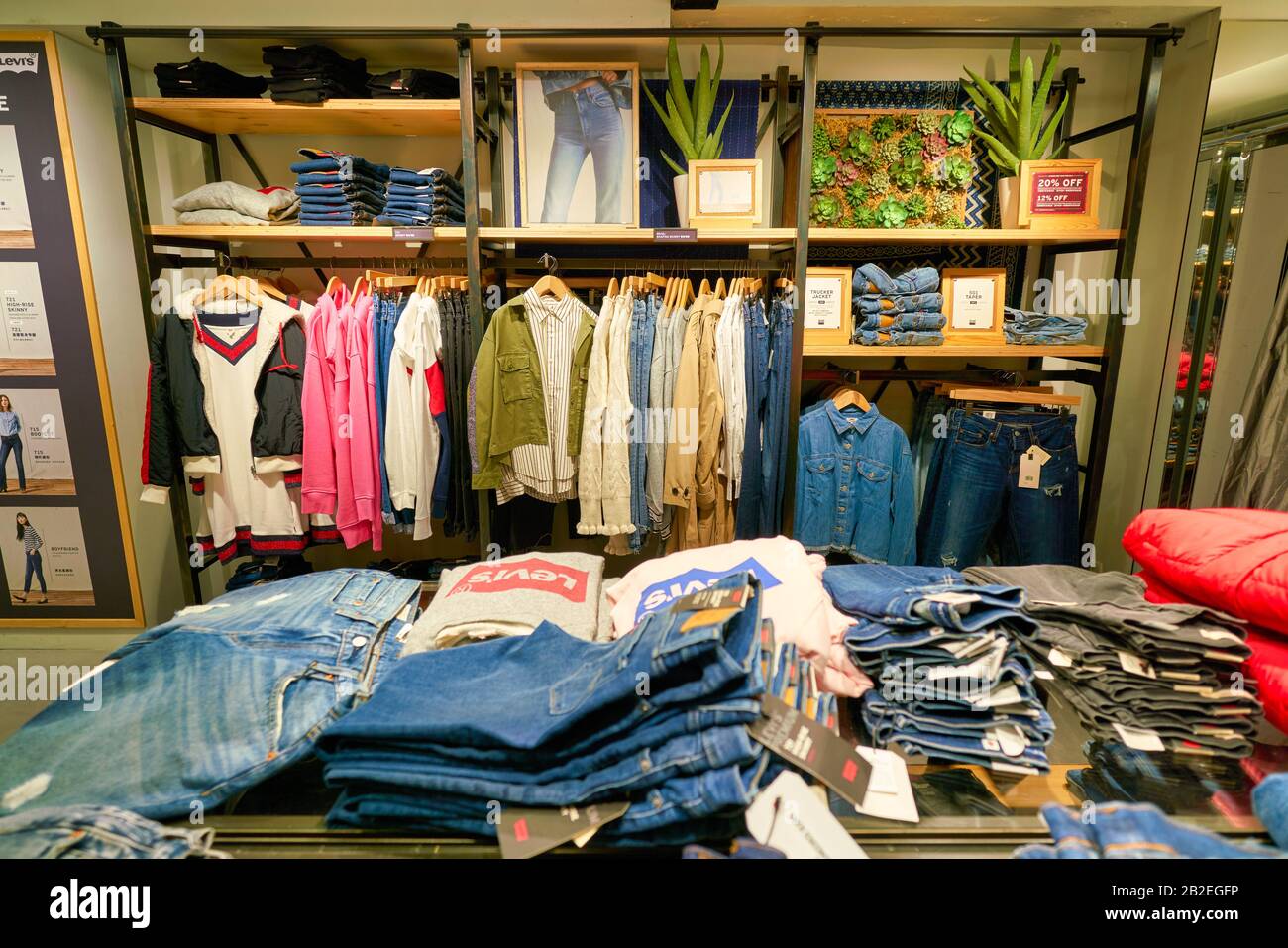 Levis shop hi-res stock photography and images - Page 10 - Alamy