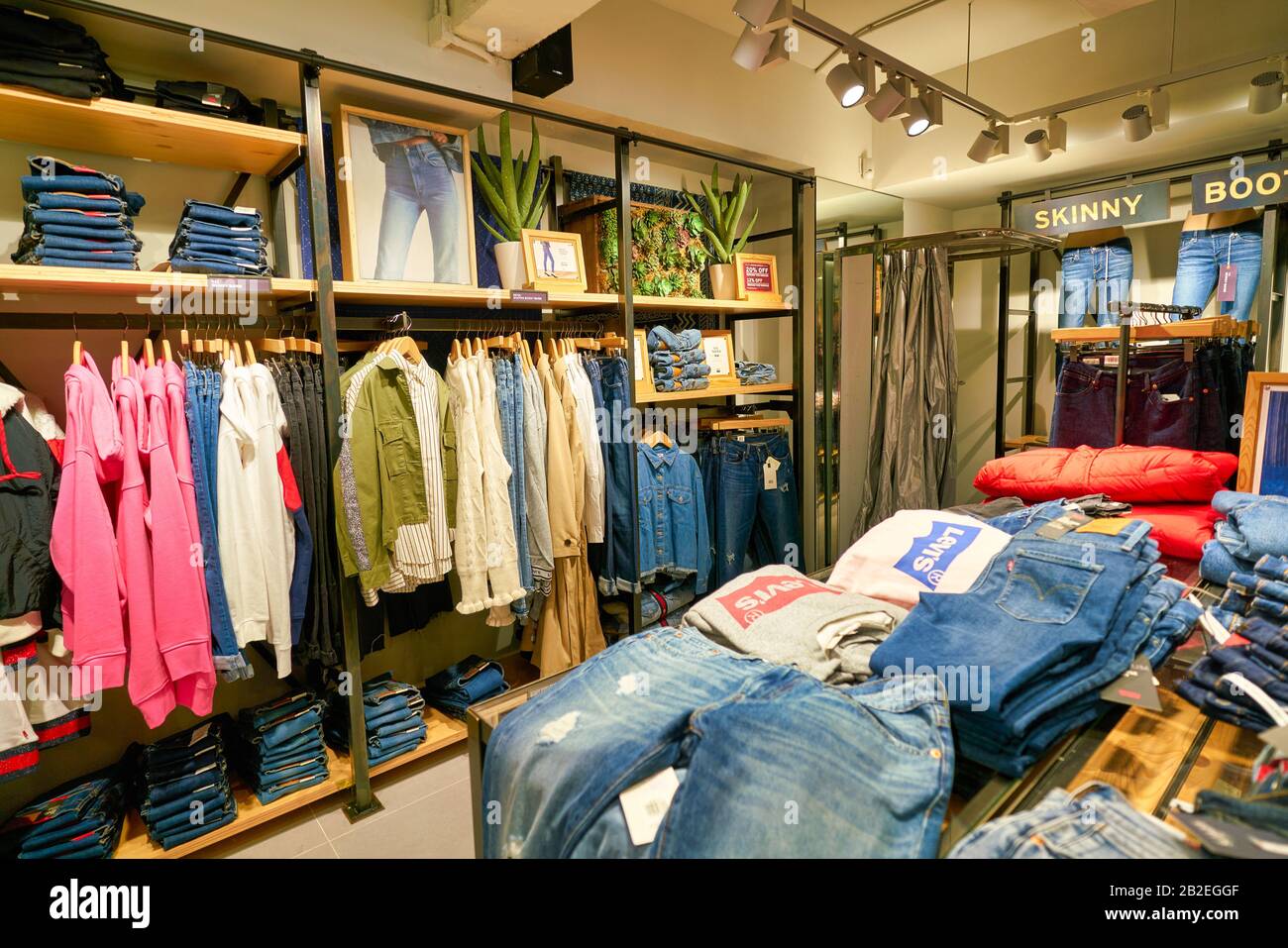 Levis+outlet+store hi-res stock photography and images - Page 3 - Alamy