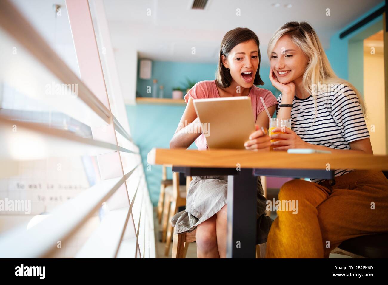 Young friends smartphone talking sitting hi-res stock photography and ...