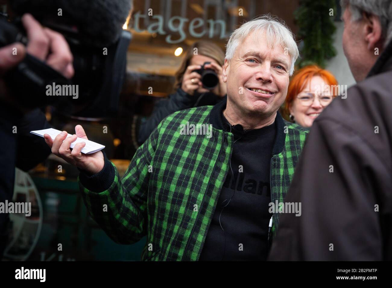 Danish MP Uffe Elbæk witdraws as political leader of the party Alternativet, which he founded. Press meeting held on the street. Stock Photo
