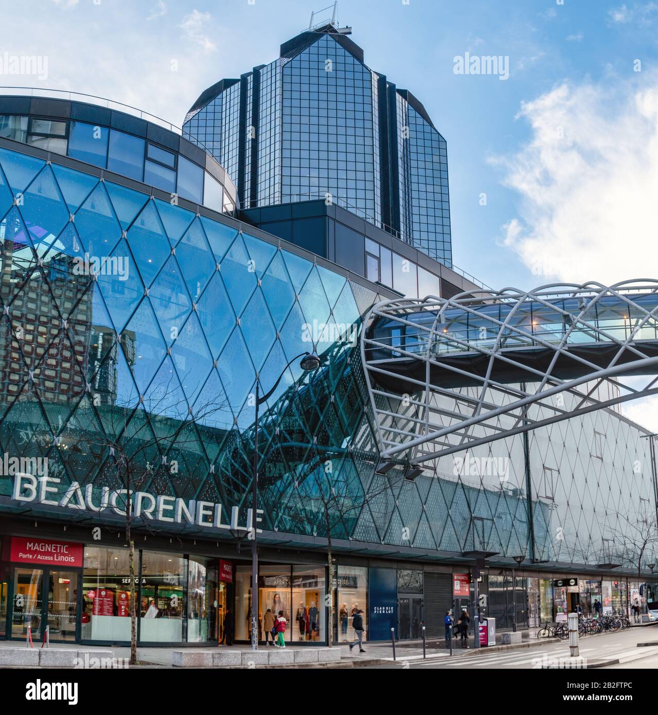 Shop front shopping paris hi-res stock photography and images - Page 3 -  Alamy