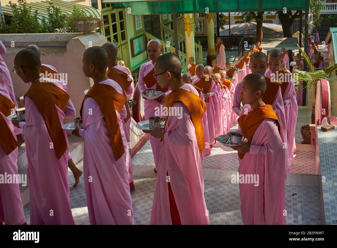 Mittagessen, Sakyadhita Thilashin Nonnenkloster, Sagaing, Myanmar Stock Photo