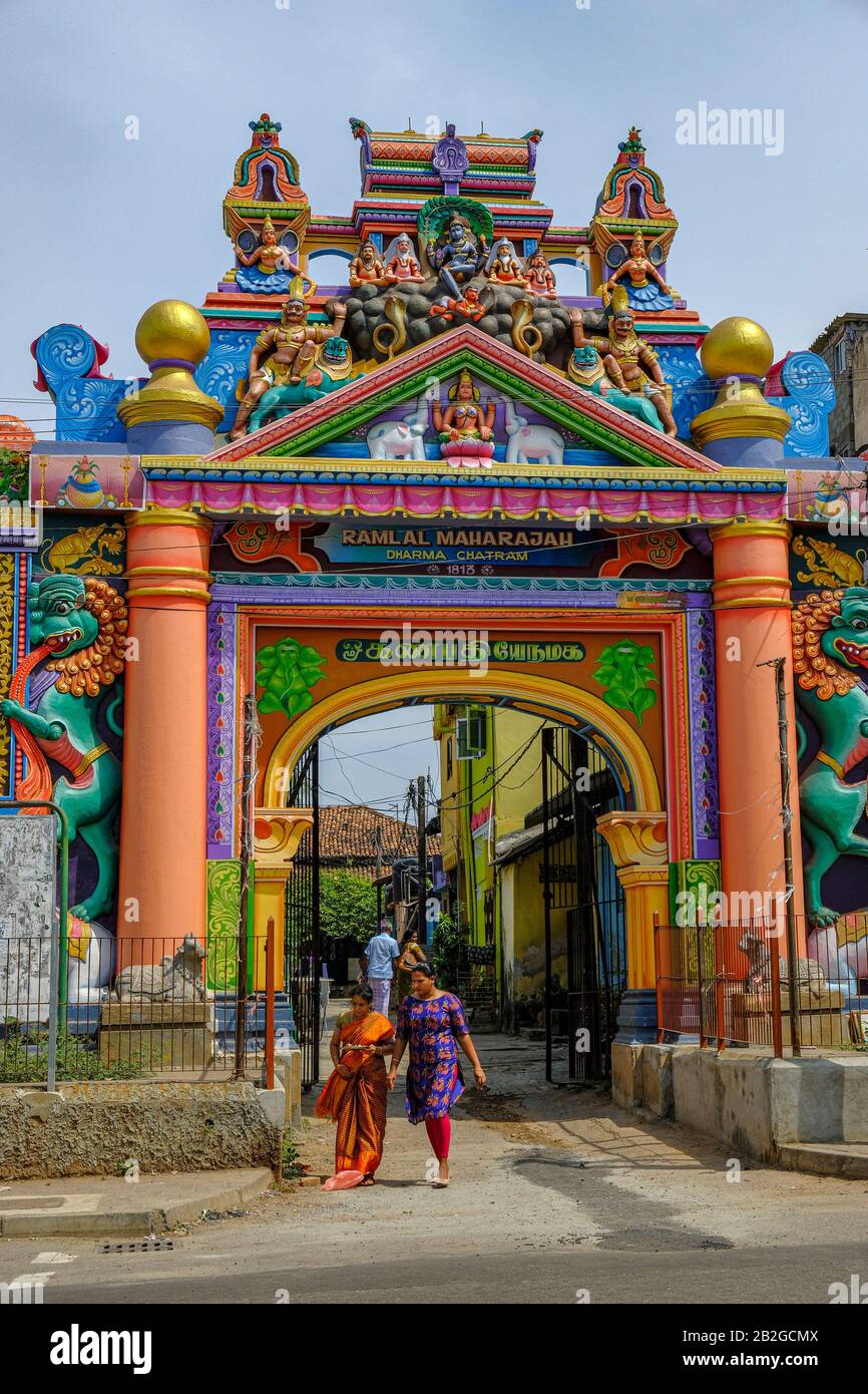 Colombo, Sri Lanka - February 2020: Women leaving the Sri Sivaraja Vinayagar Temple on February 4, 2020 in Colombo, Sri Lanka. Stock Photo