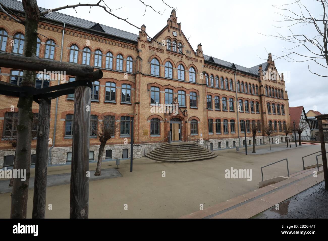03 March 2020, Thuringia, Pößneck: The grammar school Am Weißen Turm is closed for the time being until 06.03.2020. Here there are two suspected cases of people infected with the coronavirus. Photo: Bodo Schackow/dpa-Zentralbild/dpa Stock Photo