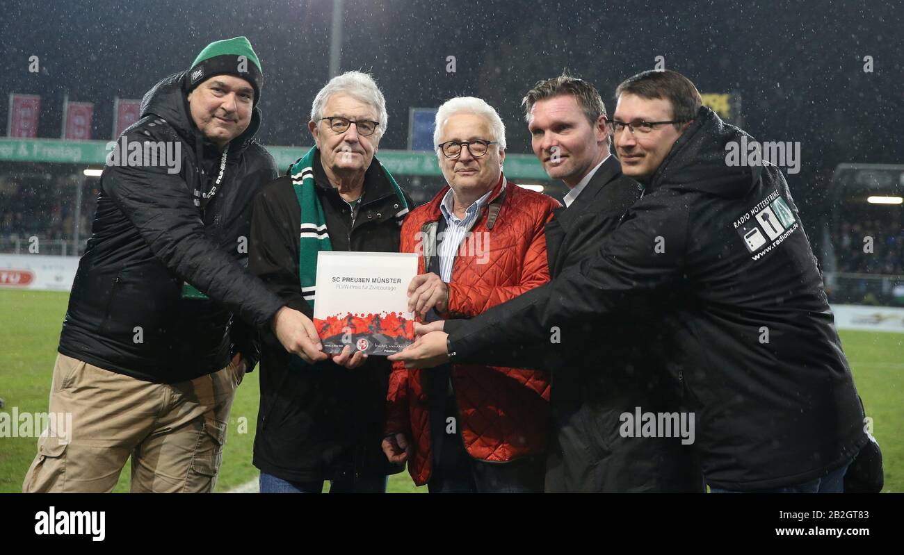 firo: 02.03.2020 Football, 2019/2020, 3rd Bundesliga: SC Preussen Munster  Preussen SCP - Hansa Rostock 1: 0 FLVW President u bergives Civil Courage  Award at the Rostock game Gundolf Walaschewski to SCP President