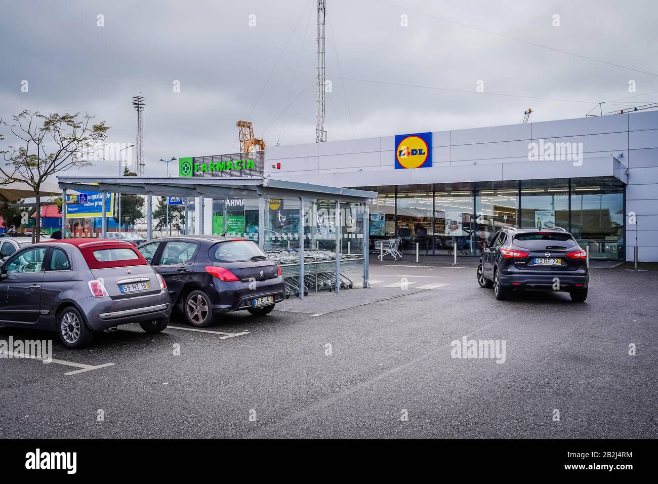 lidl grocery store in lisbon portugal Stock Photo Alamy