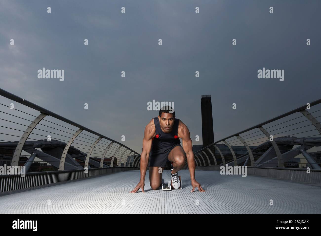 Crouching starting blocks hi-res stock photography and images - Alamy