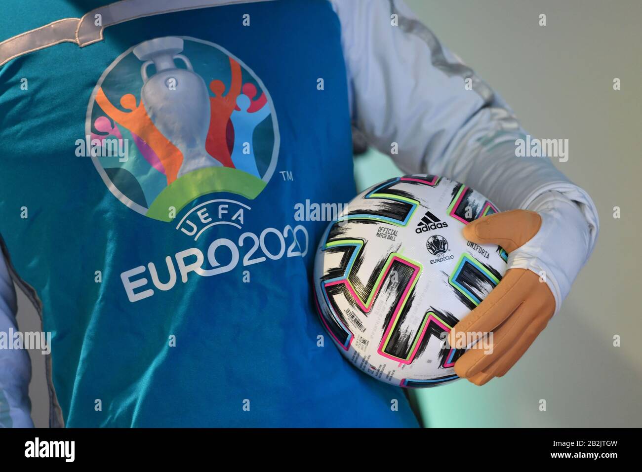 Close Up Mascot Skillzy with Uefa EURO 2020 logo, emblem and the official game ball. Press appointment? Munich loves Europe? in the Olympic Park? 100 days until the start of UEFA EURO 2020 on March 4th, 2020 in Munich/Olympiapark? SVEN SIMON Fotoagentur GmbH & Co. Pressefoto KG # Prinzess-Luise-Str. 41 # 45479 M uelheim/R uhr # Tel. 0208/9413250 # Fax. 0208/9413260 # GLS Bank # BLZ 430 609 67 # Kto. 4030 025 100 # IBAN DE75 4306 0967 4030 0251 00 # BIC GENODEM1GLS # www.svensimon.net. | usage worldwide Stock Photo